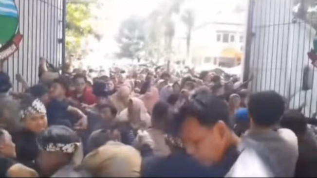 Kericuhan saat pesta rakyat pernikahan Maula Akbar dan Putri Karlina. (Instagram)